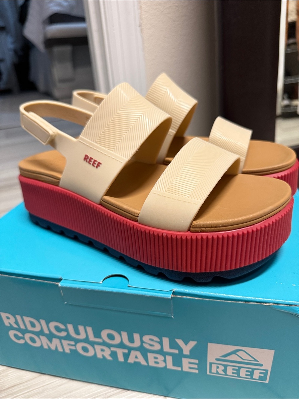 Reef Women’s High Water Vista Firecracker Sandals - Picture 2 of 5
